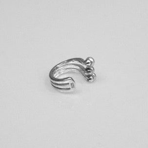 sumuk  line pearl earcuff