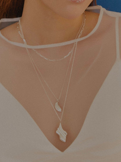 Mulbineul pendant necklace